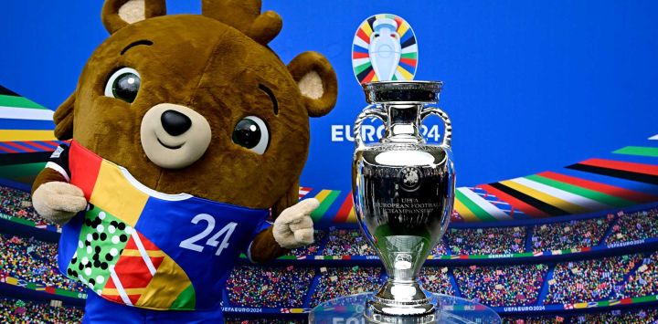 El oso de peluche Albaert, mascota de la Eurocopa 2024, posa con el trofeo del Campeonato Europeo de Fútbol UEFA euro 2024 en el Estadio Olímpico de Berlín, Alemania. El Campeonato Europeo de Fútbol UEFA EURO 2024 tendrá lugar del 14 de junio al 14 de julio en diez estadios de Alemania, incluido el Estadio Olímpico de Berlín.