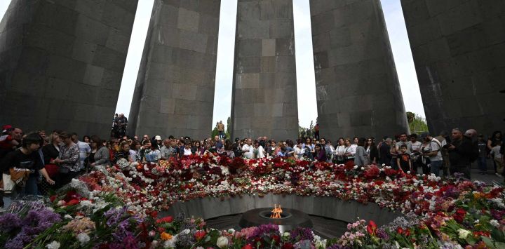 Los asistentes depositan flores en el Memorial del Genocidio Armenio de Tsitsernakaberd, en Ereván, para conmemorar el 109.º aniversario de las matanzas en masa de la Primera Guerra Mundial. Los armenios conmemoran el 109.º aniversario de las masacres en las que, según dicen, murieron alrededor de 1,5 millones de personas de etnia armenia.