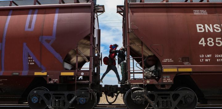 Migrantes de diferentes nacionalidades que buscan asilo en Estados Unidos viajan en vagones de carga del tren mexicano conocido como "La Bestia" cuando llegan a la ciudad fronteriza de Ciudad Juárez, en el estado de Chihuahua, México. 