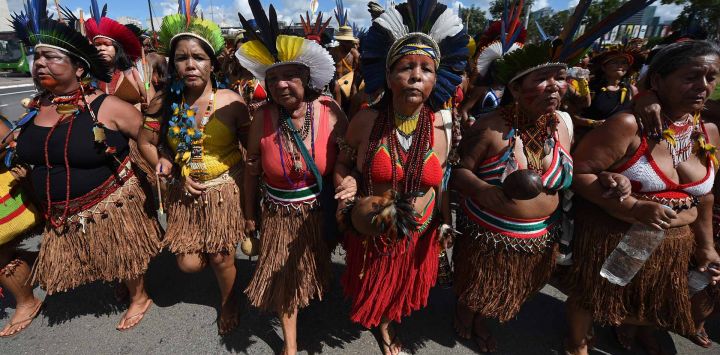 Mujeres indígenas participan en una manifestación para conmemorar los 20 años del campamento Tierra Libre, un campamento de protesta para exigir la demarcación de tierras y defender los derechos culturales, en Brasilia, Brasil.