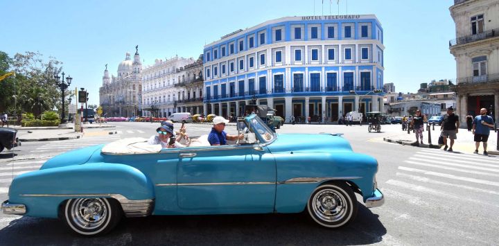 Turistas extranjeros pasean a bordo de un automóvil antiguo de la década de 1950, en La Habana, capital de Cuba. El aumento de la llegada de vacacionistas rusos en los primeros meses de este año ha significado un reimpulso a la industria turística de Cuba, uno de los principales sectores económicos de la isla caribeña.