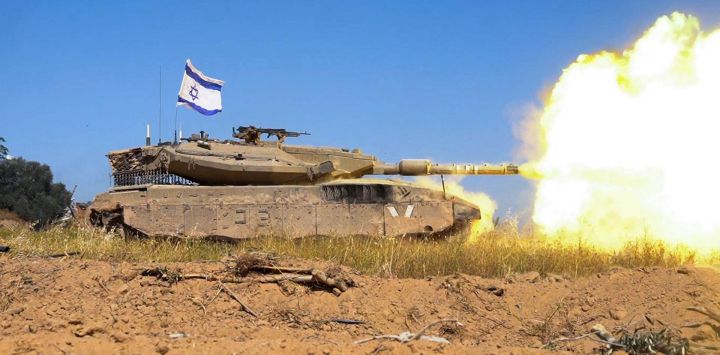Esta fotografía publicada por el ejército israelí muestra un tanque de batalla del ejército israelí disparando rondas mientras opera en la Franja de Gaza en medio de continuas batallas entre Israel y el grupo militante palestino Hamas.