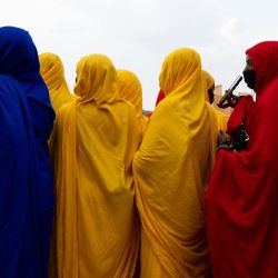 Las mujeres esperan la llegada de Mahamat Idriss Déby Itno, presidente de transición y candidato a las elecciones presidenciales en Chad, en el estadio en construcción en el distrito de Dombao, en Moundou. | Foto:Joris Bolomey / AFP