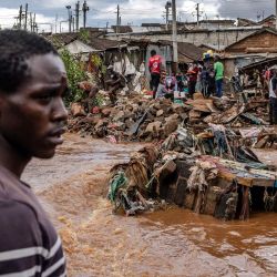 Un hombre se encuentra junto a una zona donde las casas fueron destruidas por las inundaciones tras las lluvias torrenciales en el asentamiento informal Mathare en Nairobi, Kenia. | Foto:LUIS TATO/AFP