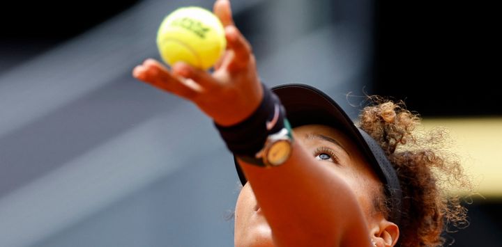 La japonesa Naomi Osaka sirve a la rusa Liudmila Samsonova durante el torneo de tenis ATP Tour Madrid Open 2024 en la Caja Mágica de Madrid.
