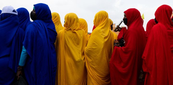 Las mujeres esperan la llegada de Mahamat Idriss Déby Itno, presidente de transición y candidato a las elecciones presidenciales en Chad, en el estadio en construcción en el distrito de Dombao, en Moundou.