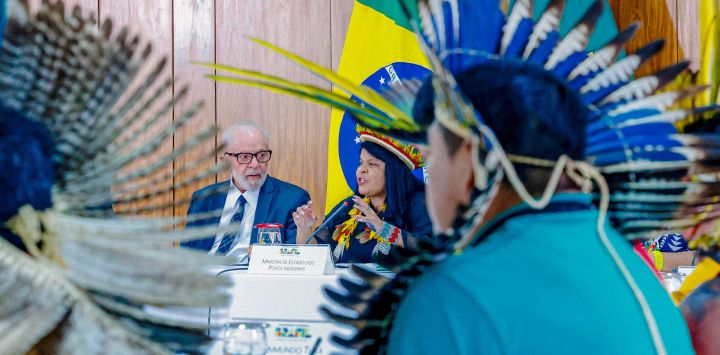 Esta fotografía publicada por la Presidencia brasileña muestra al Presidente Luiz Inácio Lula da Silva y a la Ministra de Pueblos Indígenas, Sonia Guajajara, durante una reunión con representantes de pueblos indígenas de varios grupos étnicos en Brasilia como parte del Acampamento Terra Livre.