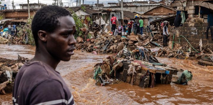Un hombre se encuentra junto a una zona donde las casas fueron destruidas por las inundaciones tras las lluvias torrenciales en el asentamiento informal Mathare en Nairobi, Kenia.