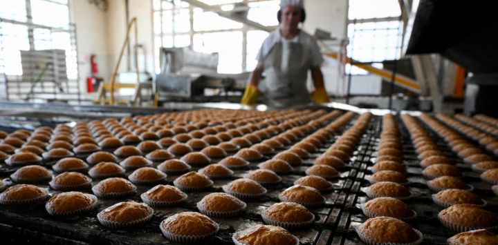 Un trabajador inspecciona los pastelitos que salen del horno en la fábrica de Dulcypas en La Matanza, provincia de Buenos Aires.