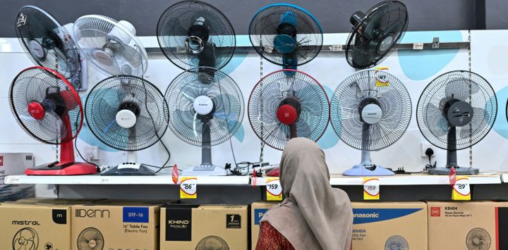 Una mujer mira los ventiladores a la venta en un centro comercial en medio de altas temperaturas en Kuala Lumpur. El calor extremo está abrasando partes del sur y sudeste de Asia, lo que ha provocado advertencias sanitarias por parte de las autoridades a medida que se registran altas temperaturas en toda la región.