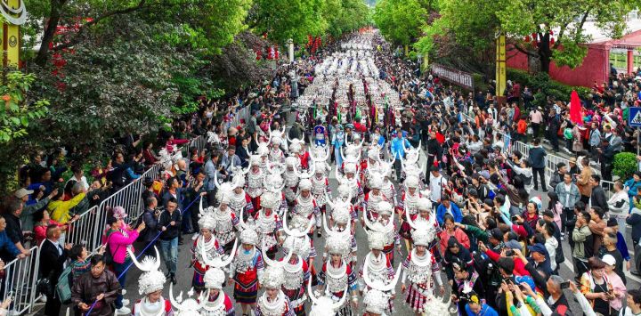 Imagen tomada con un dron de personas del grupo étnico miao asistiendo a un desfile para celebrar el Festival de las Hermanas Miao, en el distrito de Taijiang, en la provincia de Guizhou, en el suroeste de China.