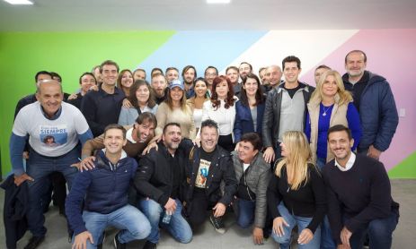 La "foto de familia" del acto de Cristina Kirchner en Quilmes: casi todos, menos Axel Kicillof.