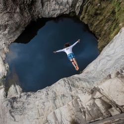 Osados clavadistas se tiraron entre huecos de las montañas de Arabia Saudita.