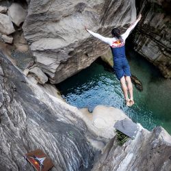 Osados clavadistas se tiraron entre huecos de las montañas de Arabia Saudita.