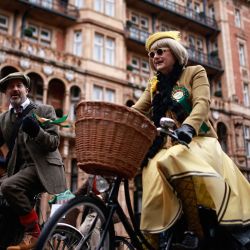 Ciclistas vestidos con ropa vintage viajan en bicicleta en el paseo en bicicleta Tweed Run por el centro de Londres. Aclamado como "el paseo metropolitano en bicicleta con un poco de estilo", el Tweed Run comenzó en 2008 con sólo un pequeño grupo de amigos y ahora se agotan todas las entradas y participan 1.000 ciclistas vestidos de tweed. | Foto:BENJAMIN CREMEL / AFP
