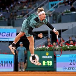 El canadiense Denis Shapovalov sirve al alemán Alexander Zverev durante la tercera ronda del torneo de tenis ATP Tour Madrid Open 2024 en la Caja Mágica de Madrid. | Foto:Thomas Coex / AFP