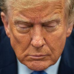 El ex presidente estadounidense Donald Trump asiste a su juicio por supuestamente encubrir pagos de dinero para guardar silencio relacionados con relaciones extramatrimoniales, en el Tribunal Penal de Manhattan en la ciudad de Nueva York. | Foto:JEENAH MOON / PISCINA / AFP