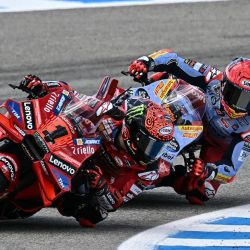El piloto italiano de Ducati Francesco Bagnaia y el piloto español de Ducati Marc Márquez compiten durante la carrera del Gran Premio de España de MotoGP en el circuito de Jerez de la Frontera. | Foto:JORGE GUERRERO / AFP