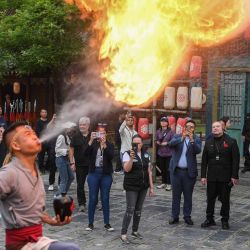 Imagen de miembros de una delegación de enviados diplomáticos, representantes de agencias y periodistas de países de América Latina y el Caribe observando una presentación en un antiguo poblado, en Xiangyang, en la provincia de Hubei, en el centro de China. | Foto:Xinhua/Du Zixuan