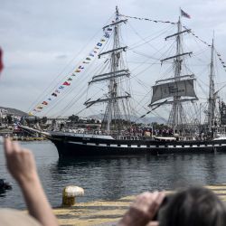 La barca francesa de tres mástiles Belem, del siglo XIX, zarpa del puerto del Pireo, cerca de Atenas, con la llama olímpica a bordo para comenzar su viaje a Francia, un día después de que Grecia entregara la antorcha de los Juegos de 2024 a Organizadores de París. | Foto:ANGELOS TZORTZINIS / AFP