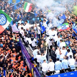 Los jugadores y el personal del Inter de Milán desfilan en un autobús para celebrar el scudetto después del partido de fútbol de la Serie A italiana entre el Inter de Milán y el Torino en las afueras del estadio de San Siro en Milán. | Foto:PIERO CRUCIATTI / AFP