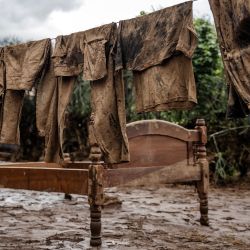 Se ve ropa cubierta de barro en una casa que se inundó en una zona muy afectada por lluvias torrenciales e inundaciones repentinas en Mai Mahiu. Al menos 45 personas murieron cuando una presa se desbordó cerca de una ciudad en el Rift de Kenia. | Foto:LUIS TATO/AFP