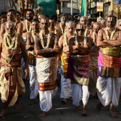 Un grupo de sacerdotes participa en un festival de carros en el templo Sri Parthasarthy Swamy en Chennai, India. | Foto:R. Satish Babu / AFP