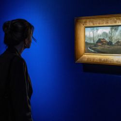 Un visitante del museo observa la pintura al óleo "El paisaje otoñal" de Vincent Van Gogh en el Museo de Juan Pablo II y Primate Wyszynski en Varsovia, Polonia. | Foto:Wojtek Radwanski / AFP