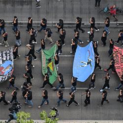 Vista aérea de familiares de las víctimas de Ayotzinapa y estudiantes que participan en una marcha para exigir justicia en el caso de la desaparición de 43 estudiantes de la escuela de formación docente de Ayotzinapa en 2014, en la Ciudad de México. | Foto:YURI CORTEZ / AFP
