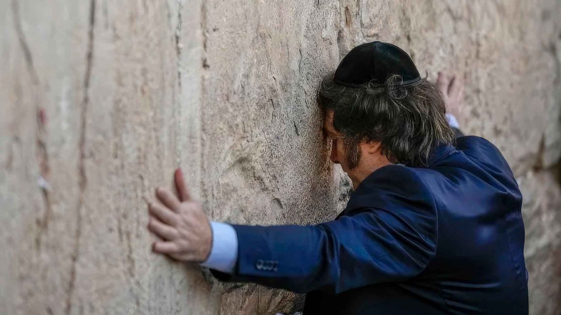 President Javier Milei visits the Wailing Wall doing his visit to Israel.