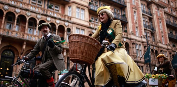 Ciclistas vestidos con ropa vintage viajan en bicicleta en el paseo en bicicleta Tweed Run por el centro de Londres. Aclamado como "el paseo metropolitano en bicicleta con un poco de estilo", el Tweed Run comenzó en 2008 con sólo un pequeño grupo de amigos y ahora se agotan todas las entradas y participan 1.000 ciclistas vestidos de tweed.