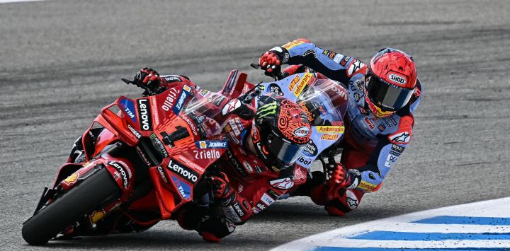 El piloto italiano de Ducati Francesco Bagnaia y el piloto español de Ducati Marc Márquez compiten durante la carrera del Gran Premio de España de MotoGP en el circuito de Jerez de la Frontera.
