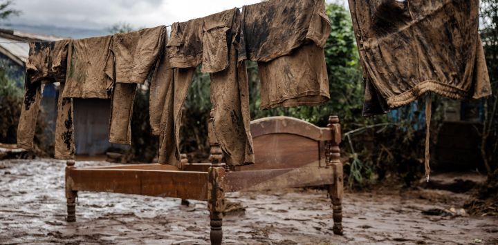 Se ve ropa cubierta de barro en una casa que se inundó en una zona muy afectada por lluvias torrenciales e inundaciones repentinas en Mai Mahiu. Al menos 45 personas murieron cuando una presa se desbordó cerca de una ciudad en el Rift de Kenia.