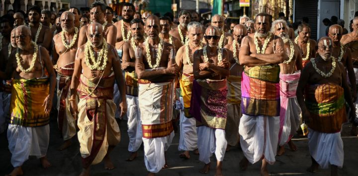 Un grupo de sacerdotes participa en un festival de carros en el templo Sri Parthasarthy Swamy en Chennai, India.