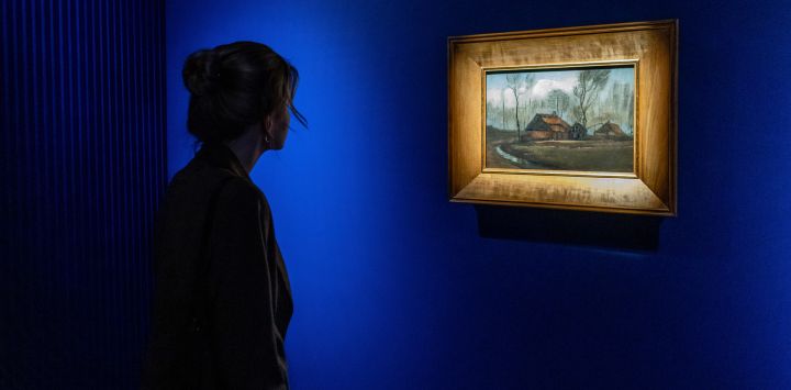 Un visitante del museo observa la pintura al óleo "El paisaje otoñal" de Vincent Van Gogh en el Museo de Juan Pablo II y Primate Wyszynski en Varsovia, Polonia.