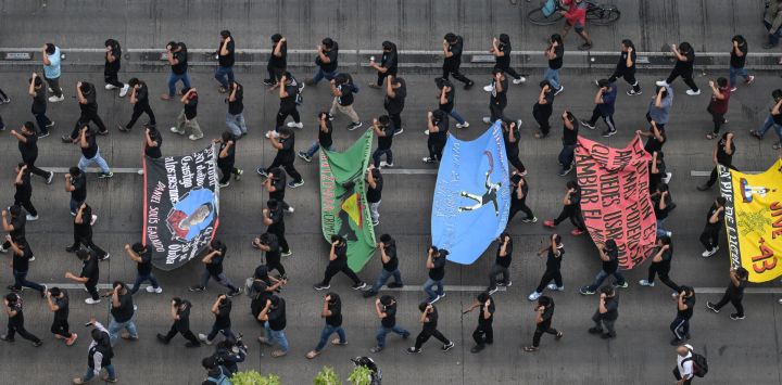 Vista aérea de familiares de las víctimas de Ayotzinapa y estudiantes que participan en una marcha para exigir justicia en el caso de la desaparición de 43 estudiantes de la escuela de formación docente de Ayotzinapa en 2014, en la Ciudad de México.