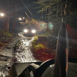 Travesía nocturna a través de un viejo camino de aserraderos en la isla de Tierra del Fuego, durante la expedición off road de Mainumby4x4.