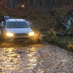 Travesía nocturna a través de un viejo camino de aserraderos en la isla de Tierra del Fuego, durante la expedición off road de Mainumby4x4.