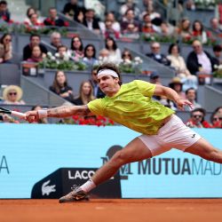 El brasileño Thiago Seyboth Wild regresa la pelota al español Carlos Alcaraz durante la tercera ronda del torneo de tenis ATP Tour Madrid Open 2024 en la Caja Mágica de Madrid. | Foto:Thomas Coex / AFP