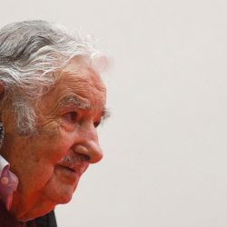 El expresidente uruguayo José Mujica observa durante una conferencia de prensa en la sede del partido Movimiento de Participación Popular (MPP) en Montevideo. El exlíder izquierdista de Uruguay, José Mujica, eveló el lunes que estaba luchando contra un tumor. | Foto:AFP