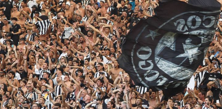 Aficionados de Botafogo reaccionan durante el partido correspondiente a la jornada 4 del Campeonato Brasileño Serie A, ante Flamengo, celebrado en el Estadio Maracaná, en Río de Janeiro, Brasil.