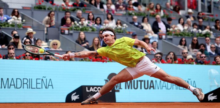 El brasileño Thiago Seyboth Wild regresa la pelota al español Carlos Alcaraz durante la tercera ronda del torneo de tenis ATP Tour Madrid Open 2024 en la Caja Mágica de Madrid.
