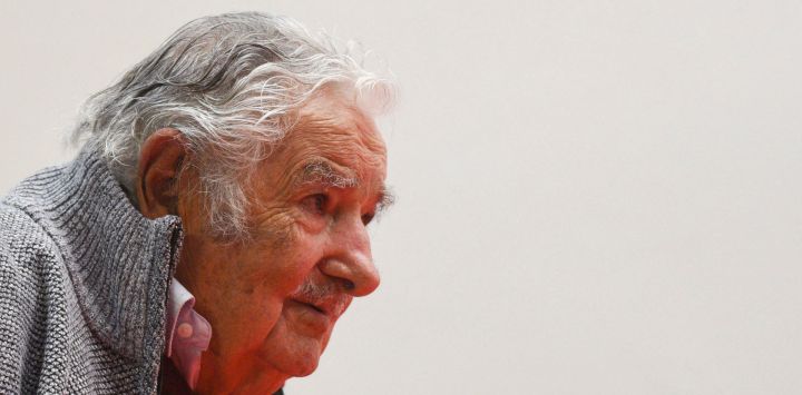 El expresidente uruguayo José Mujica observa durante una conferencia de prensa en la sede del partido Movimiento de Participación Popular (MPP) en Montevideo. El exlíder izquierdista de Uruguay, José Mujica, eveló el lunes que estaba luchando contra un tumor.