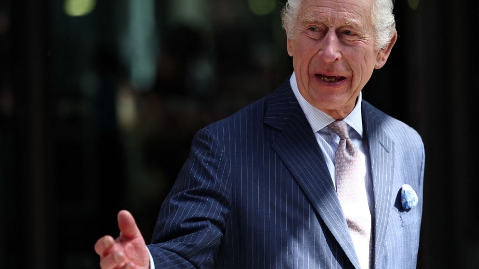 Con una apariencia desmejorada, el rey Carlos III retomó su agenda oficial con una visita a un centro oncológico