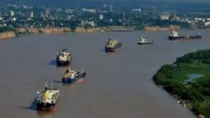 Marinos de la hidrovía rechazan la ley bases y ven a la flota paraguaya como una amenaza