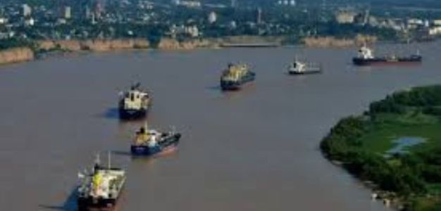Marinos de la hidrovía rechazan la ley bases y ven a la flota paraguaya como una amenaza