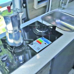 Cómo convertir una Mercedes Benz Sprinter 516 en  un cómodo motorhome para varias personas. Uno por uno, todos los detalles de equipamiento.