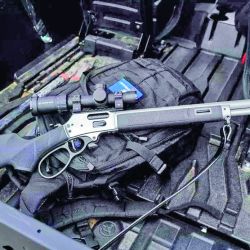 Ambos modelos de Smith & Wesson vienen en calibre .44 Rem Mag con cargador tubular para nueve cartuchos y soporte para mira telescópica.
