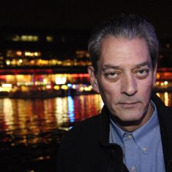 El director y autor estadounidense Paul Auster posa el 11 de octubre de 2007 en París, antes de la presentación de su última película "La vida interior de Martin Frost". Paul Auster, el prolífico autor estadounidense cuyas obras incluyen "La trilogía de Nueva York", murió por complicaciones de cáncer de pulmón, informó el New York Times el 30 de abril de 2024. Tenía 77 años. | Foto:STEPHANE DE SAKUTIN / AFP
