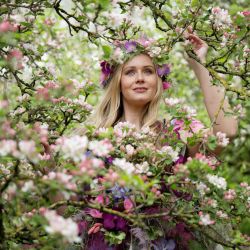 La modelo Lucy Kent lleva un vestido inspirado en la figura de Flora, la diosa de las flores y la estación de la primavera, en la pintura "La Primavera" del fallecido artista italiano Sandro Botticelli, mientras posa en Harrogate, al norte de Inglaterra. | Foto:OLI SCARFF / AFP
